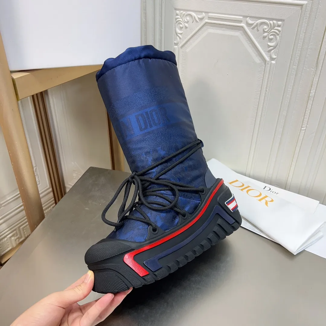 Men's shoes p600! The highest version on the market, Dior Dior's king style snow boots, ski boots, fat and cute, so cute →_→ from the DiorAlps limited series, unique. Shiny nylon Oblique print upper with criss-cross straps for an ideal fit. The technical fabric of the boot shaft, short-cut version, can be worn in the city or in the mountains. It makes the calf slimmer and taller, warm and concave. The boot shaft and sole are made of original waterproof padded lining. The embroidered fabric is original star ⭐ rubber non-slip thick sole and multi-module combination outsole. The size is 35-40. 41Customized